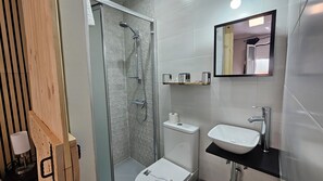 Family Room (3 people) | Bathroom