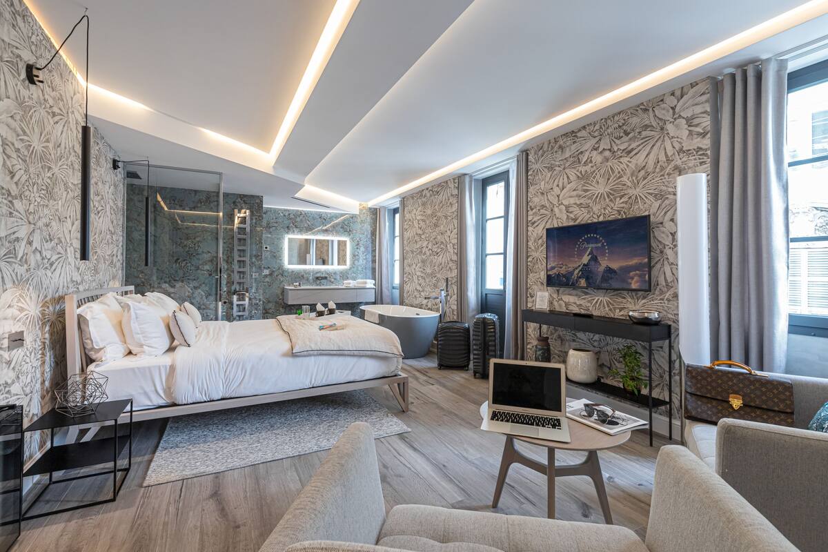 Suite Supérieure Balcon | 高級寢具、Select Comfort 床墊、迷你吧贈品、房內夾萬