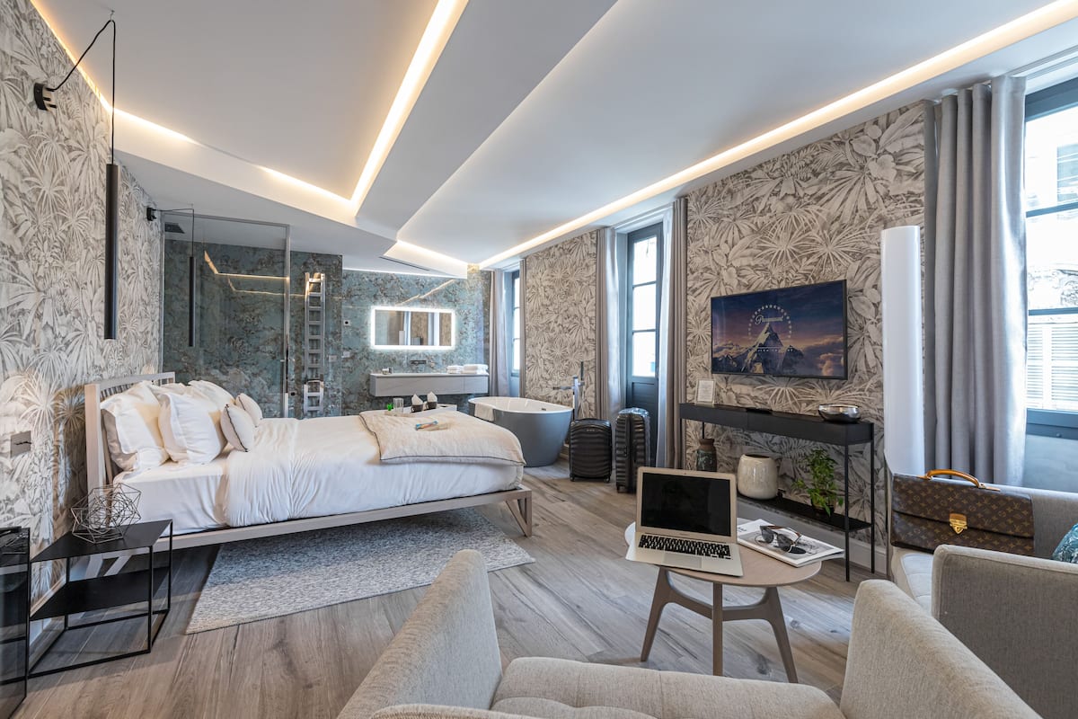 Superior suite | Een minibar, een kluis op de kamer, verduisterende gordijnen