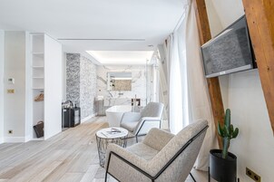 ห้องซูพีเรียสวีท | เครื่องนอนระดับพรีเมียม, เตียง Select Comfort, มินิบาร์ฟรี