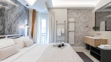 Suite superior | Minibar, caja de seguridad en la habitación y cortinas blackout