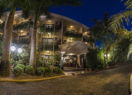 Fachada de la propiedad por la tarde o noche. Las Ventanas Suite Hotel