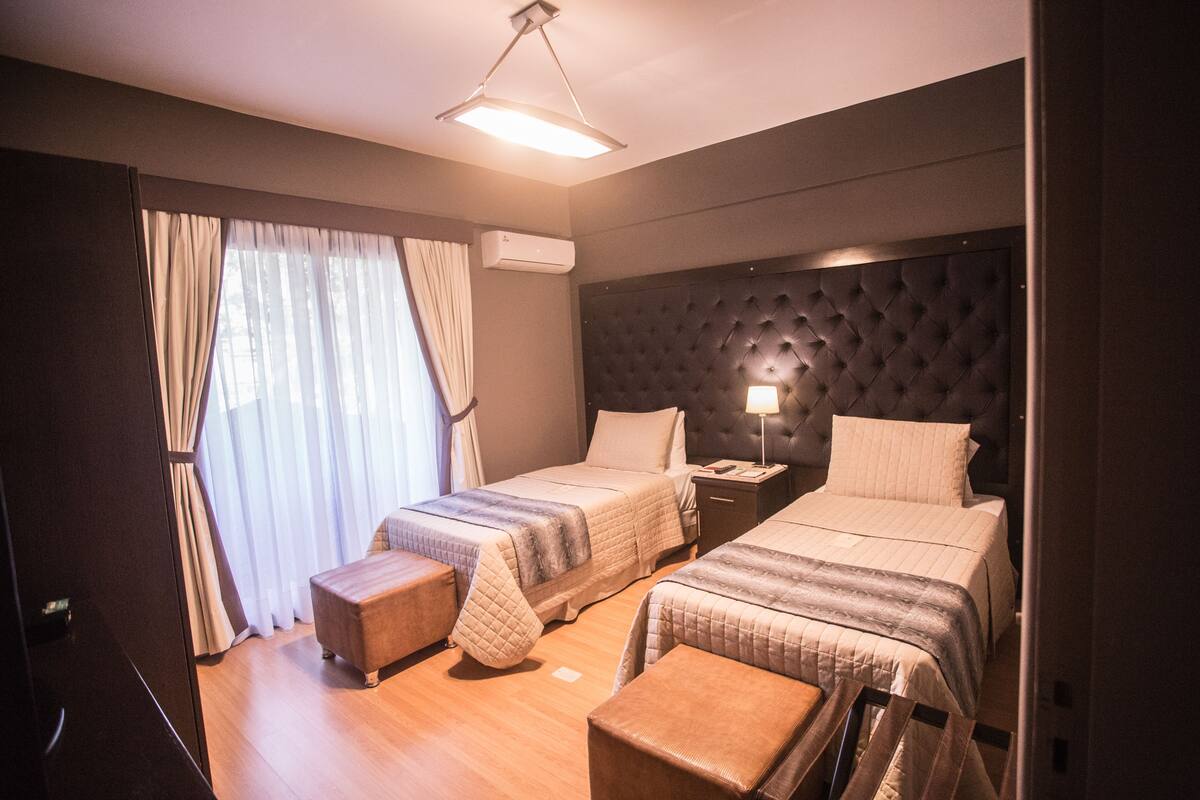 Caja de seguridad en la habitación, escritorio y cunas gratuitas 