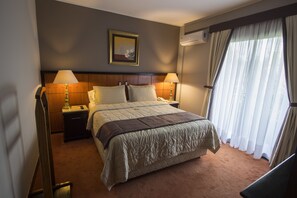 Standard Room, 1 Queen Bed | In-room safe, desk, free cribs/infant beds, free WiFi - Las Ventanas Suite Hotel (Hernandarias)