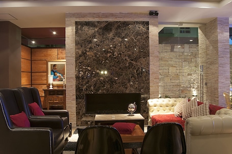 Sala de estar en el lobby. Las Ventanas Suite Hotel