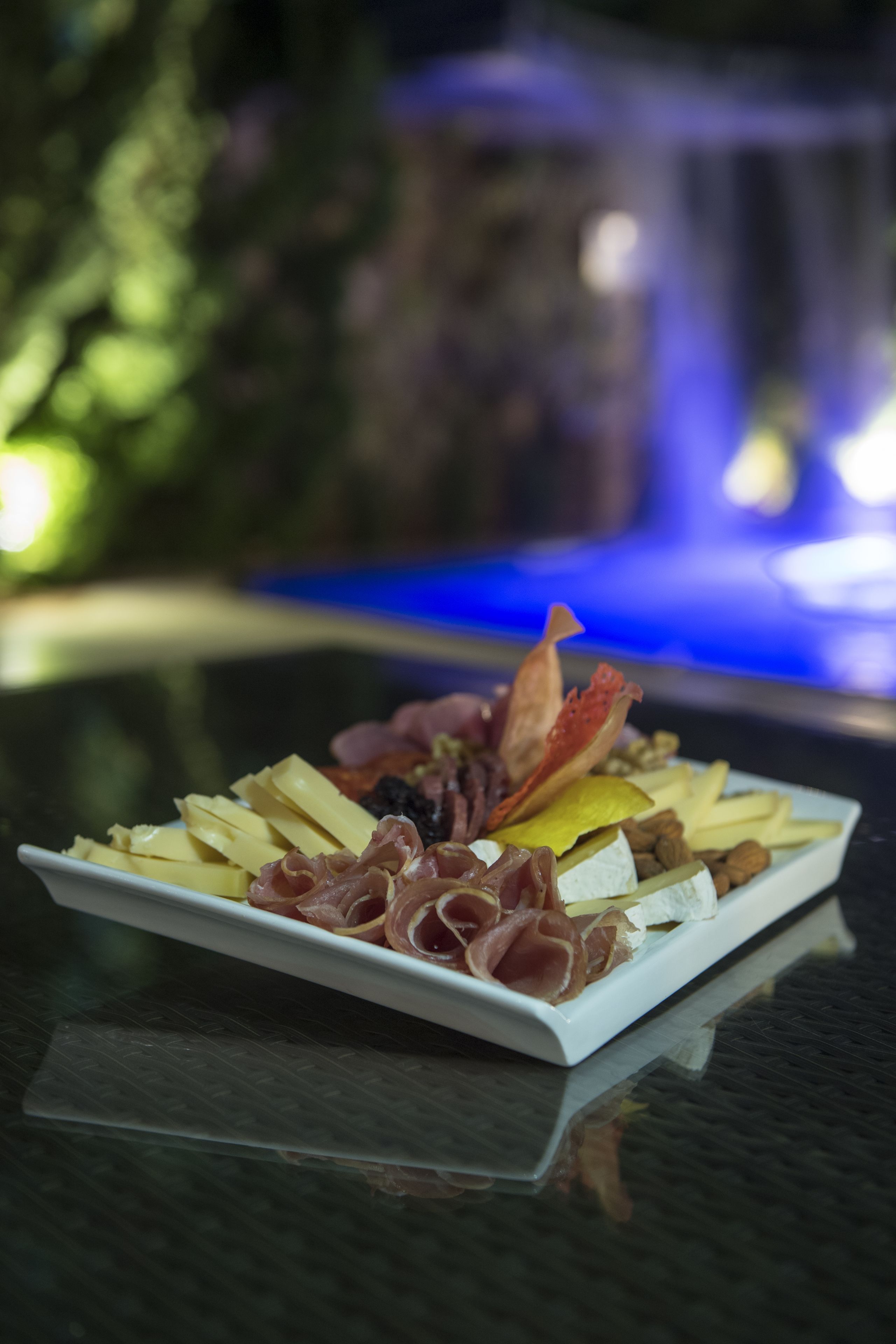 breakfast, lunch, dinner served; international cuisine