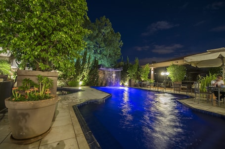 Una piscina al aire libre. Las Ventanas Suite Hotel