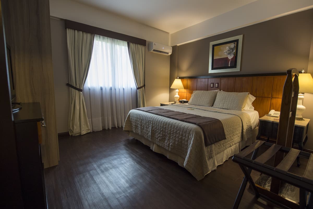 Standard Room, 1 Queen Bed | In-room safe, desk, free cribs/infant beds, free WiFi