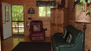 Log Cabin Sleeps 10- No Pets permitted | 起居區 | 電視