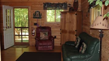 Log Cabin Sleeps 10- No Pets permitted | Aire de séjour | Téléviseur