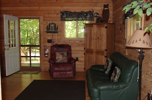 Log Cabin Sleeps 10- No Pets permitted | Area keluarga | TV