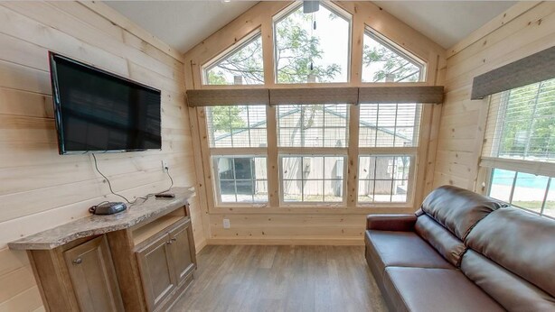 Loft Park Model Sleeps 8, Non Smoking, Kitchen (No Pets) | 客廳 | 電視