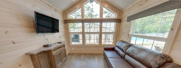 Loft Park Model Sleeps 8, Non Smoking, Kitchen (No Pets) | Sala de estar | Televisión