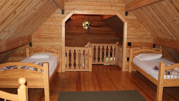 Log Cabin Sleeps 10- No Pets permitted | Wifi