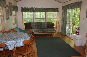 Park Model  Sleeps 6 No Pets Permitted | Opções para refeição no quarto