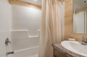 Loft Park Model Sleeps 8, Non Smoking, Kitchen (No Pets) | Banheiro | Toalhas de banho 