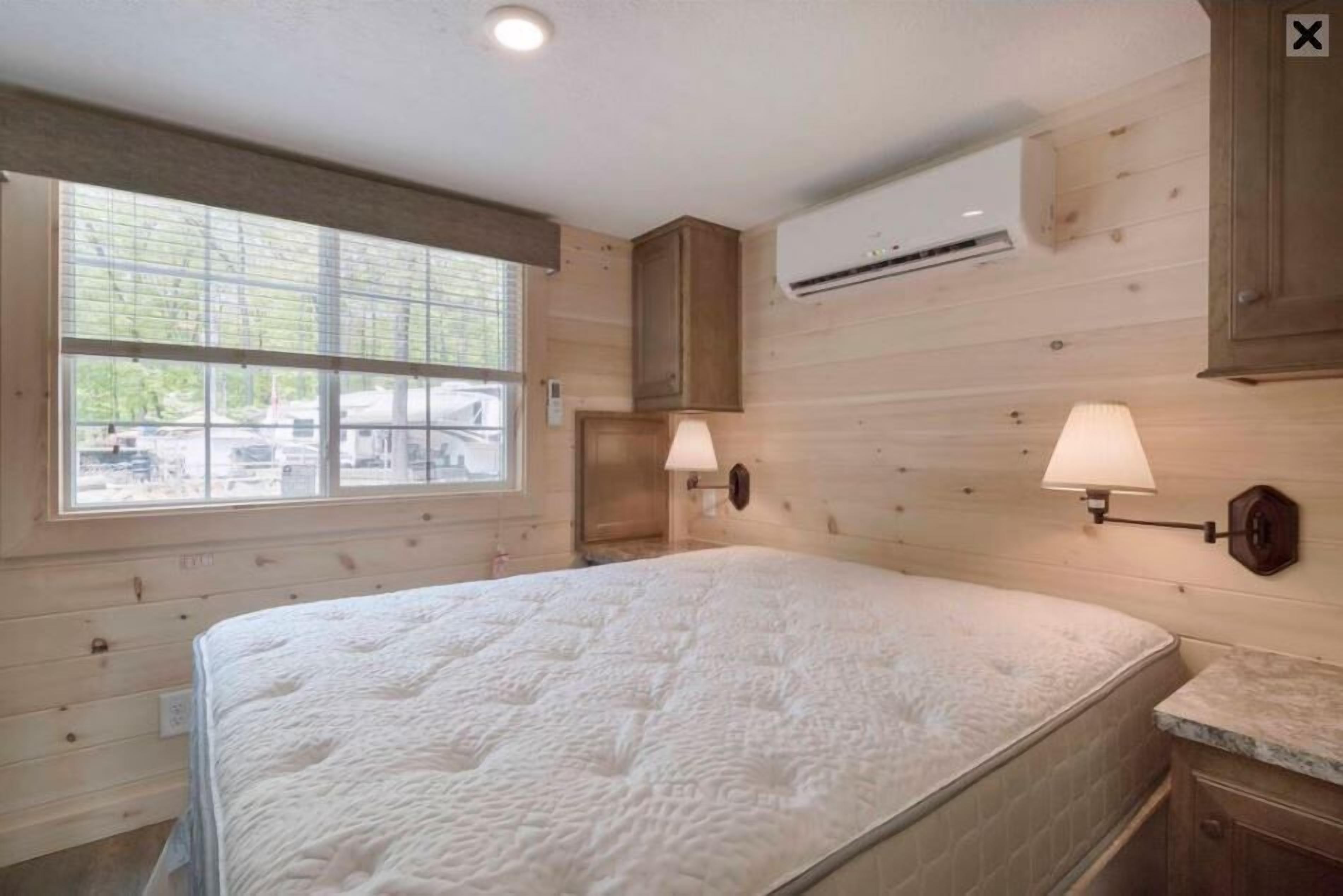 Loft Park Model Sleeps 8, Non Smoking, Kitchen (No Pets) | Wi-Fi (收費)