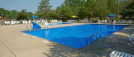 2 albercas al aire libre