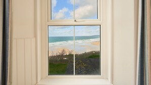 A window with a view of the beach and ocean. - Great Western Hotel (Newquay)