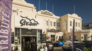 Exterior del Hotel Great Western con entrada al restaurante Steam.