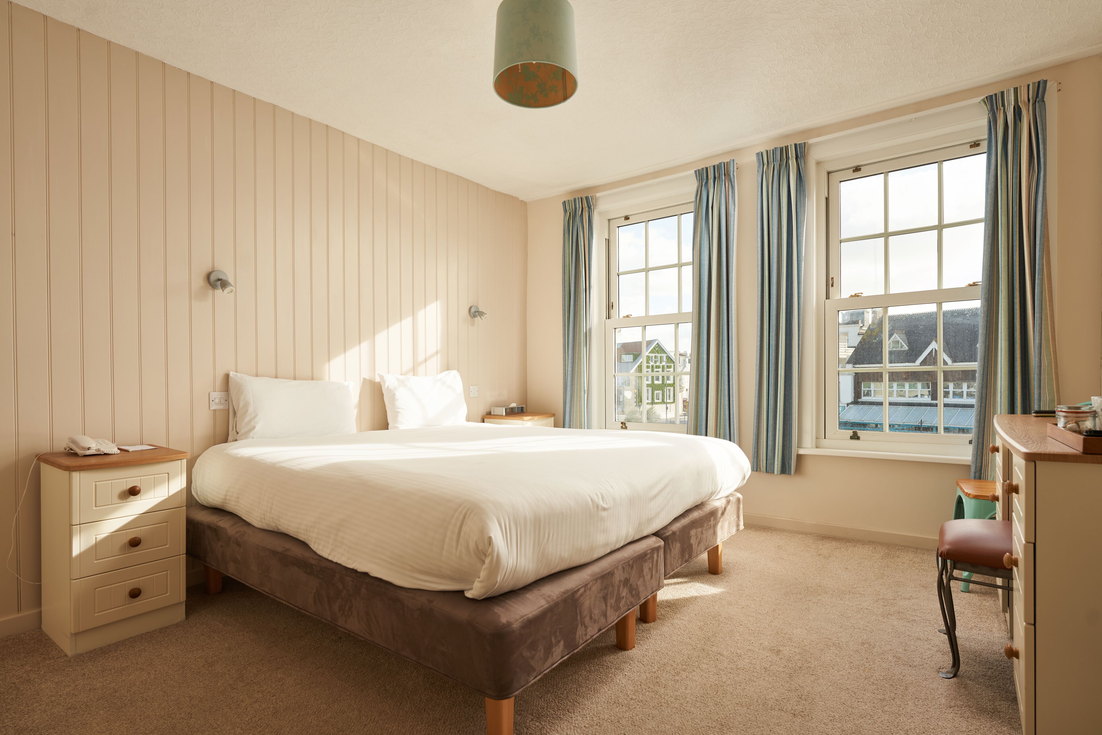 double room, 1 double bed | desk, iron/ironing board, bed sheets, wheelchair access