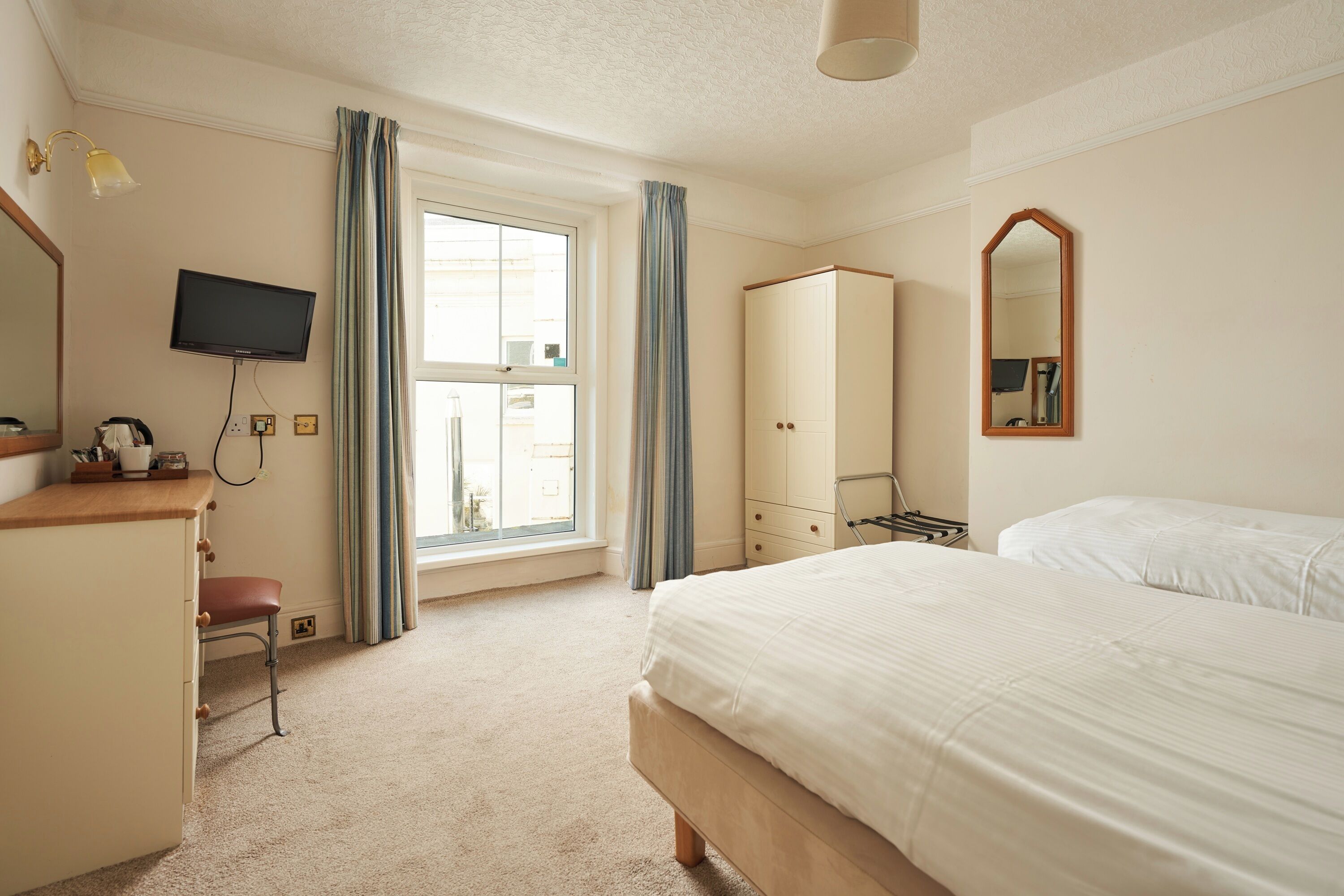 Signature Twin Room | Desk, iron/ironing board, bed sheets, wheelchair access