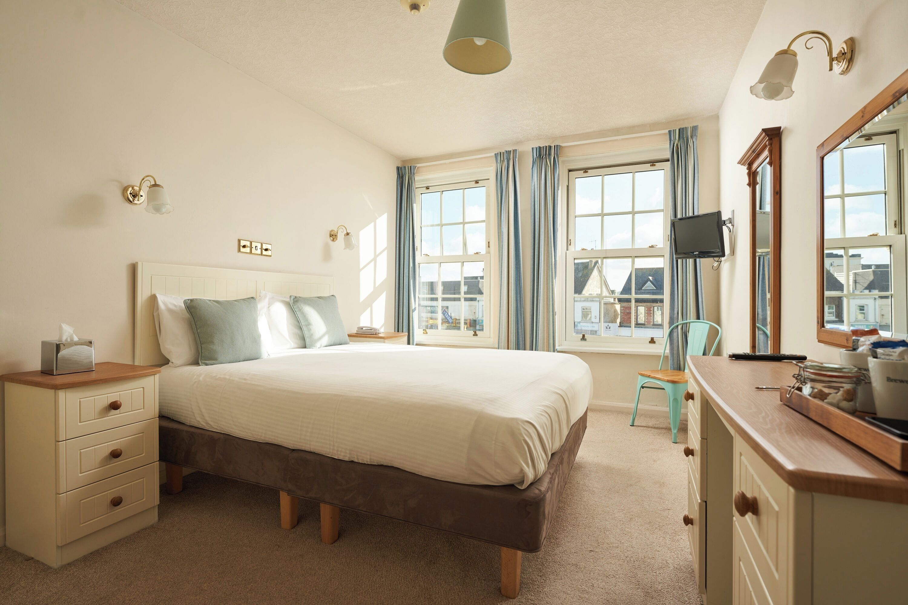 Deluxe Suite | Desk, iron/ironing board, bed sheets, wheelchair access