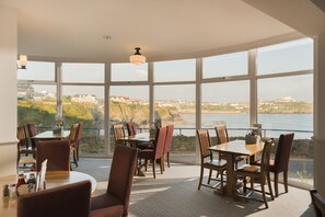 Breakfast, lunch, dinner served; international cuisine  - Great Western Hotel (Newquay)