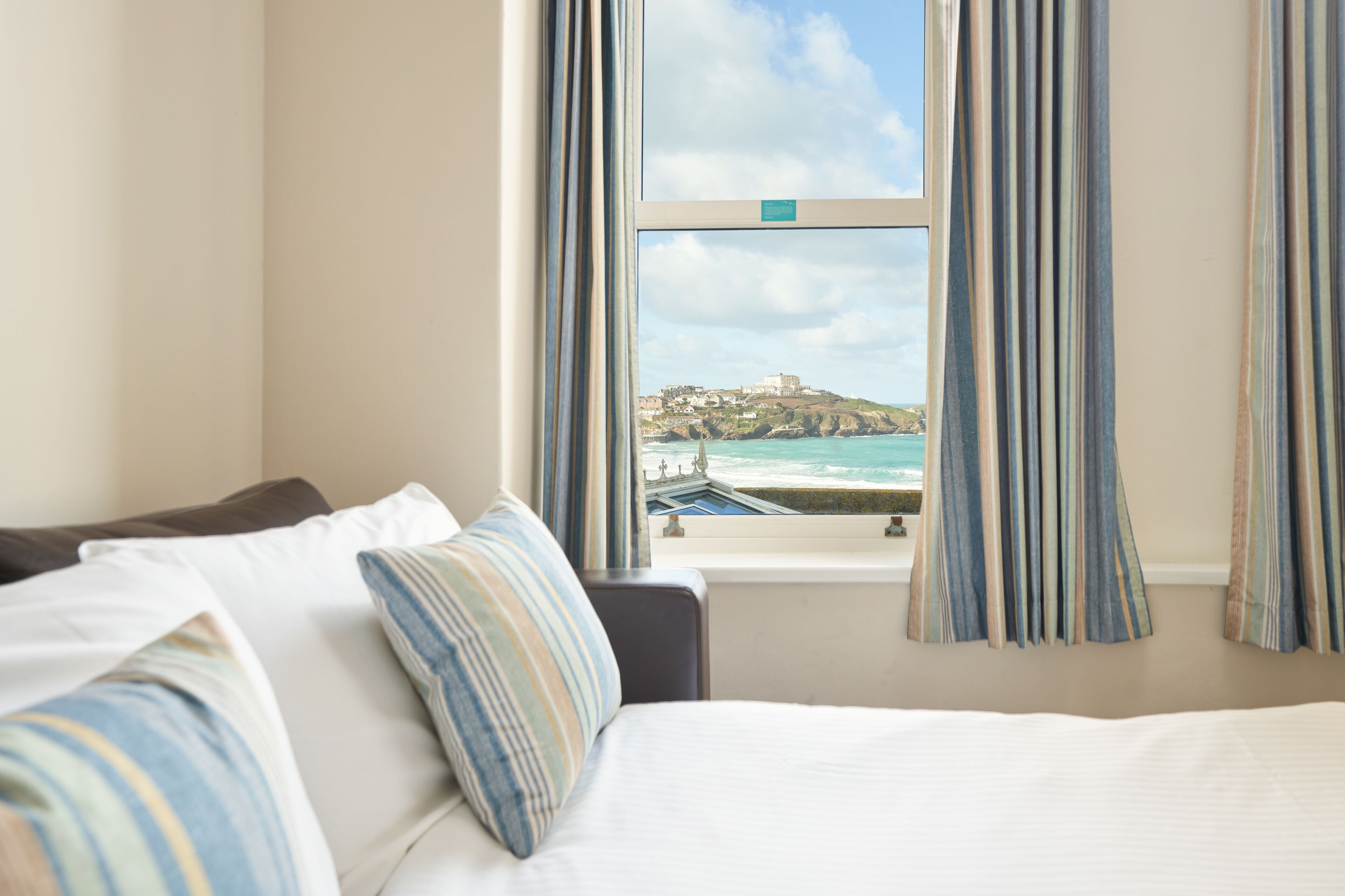 Habitación doble clásica | Escritorio, tabla de planchar con plancha y ropa de cama 