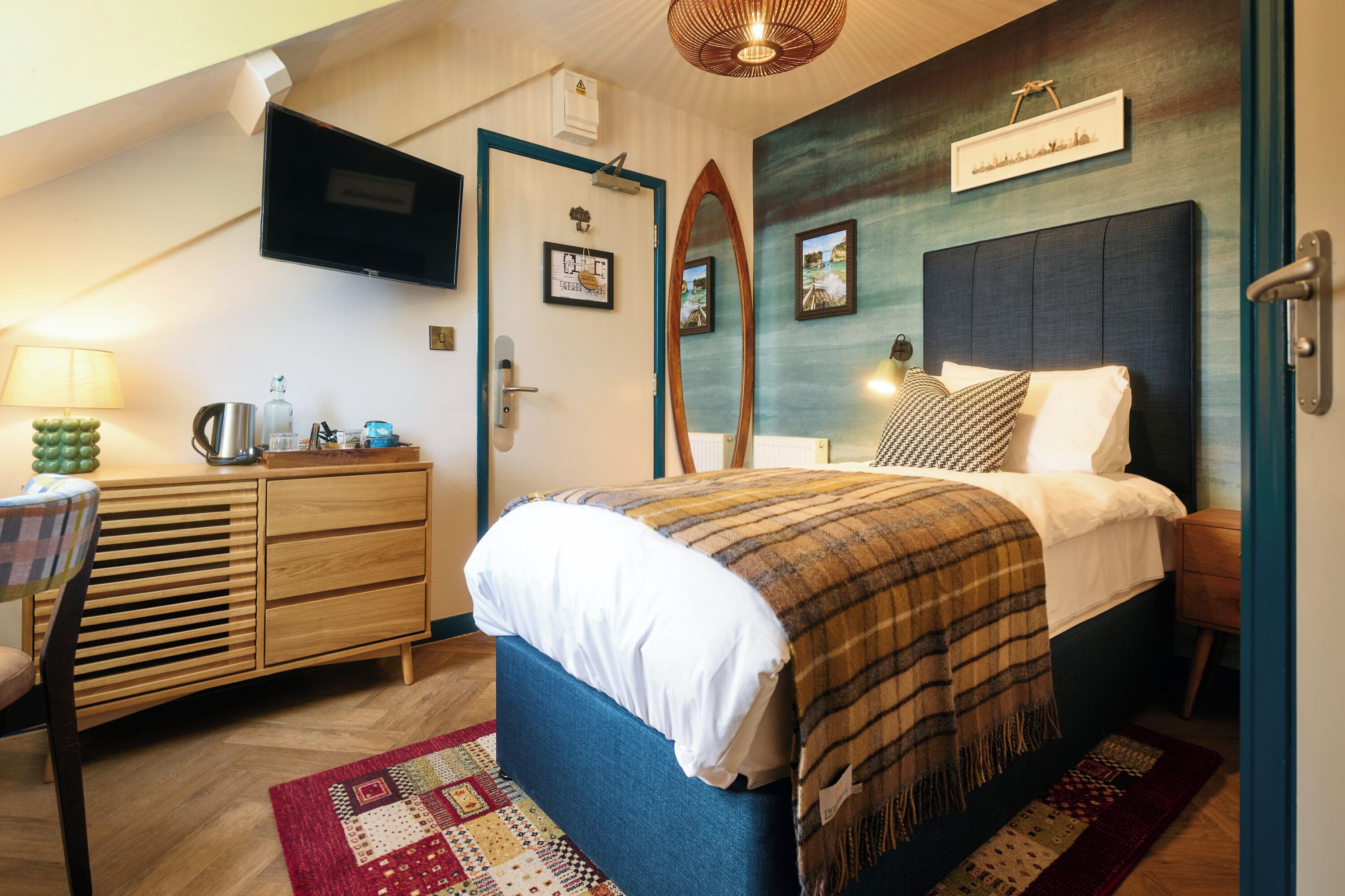 Comfort Cabin | Desk, iron/ironing board, bed sheets, wheelchair access