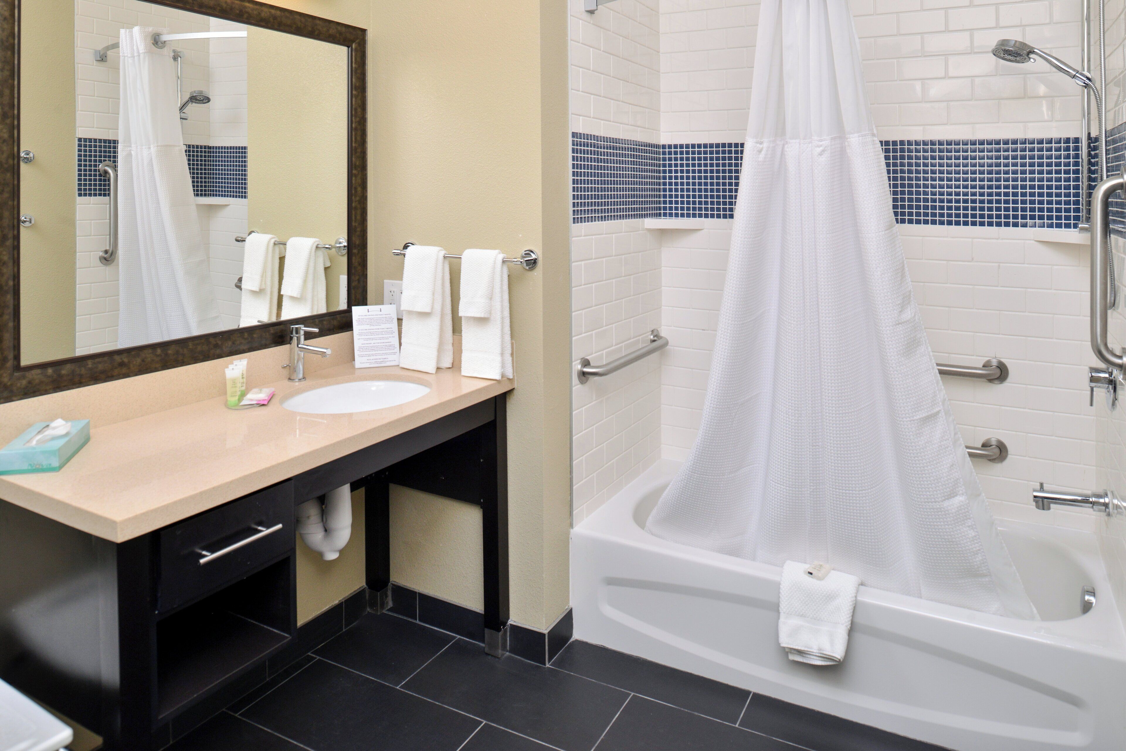 Combined shower/bathtub, deep-soaking bathtub, free toiletries