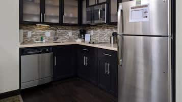 Full-size fridge, microwave, stovetop, dishwasher