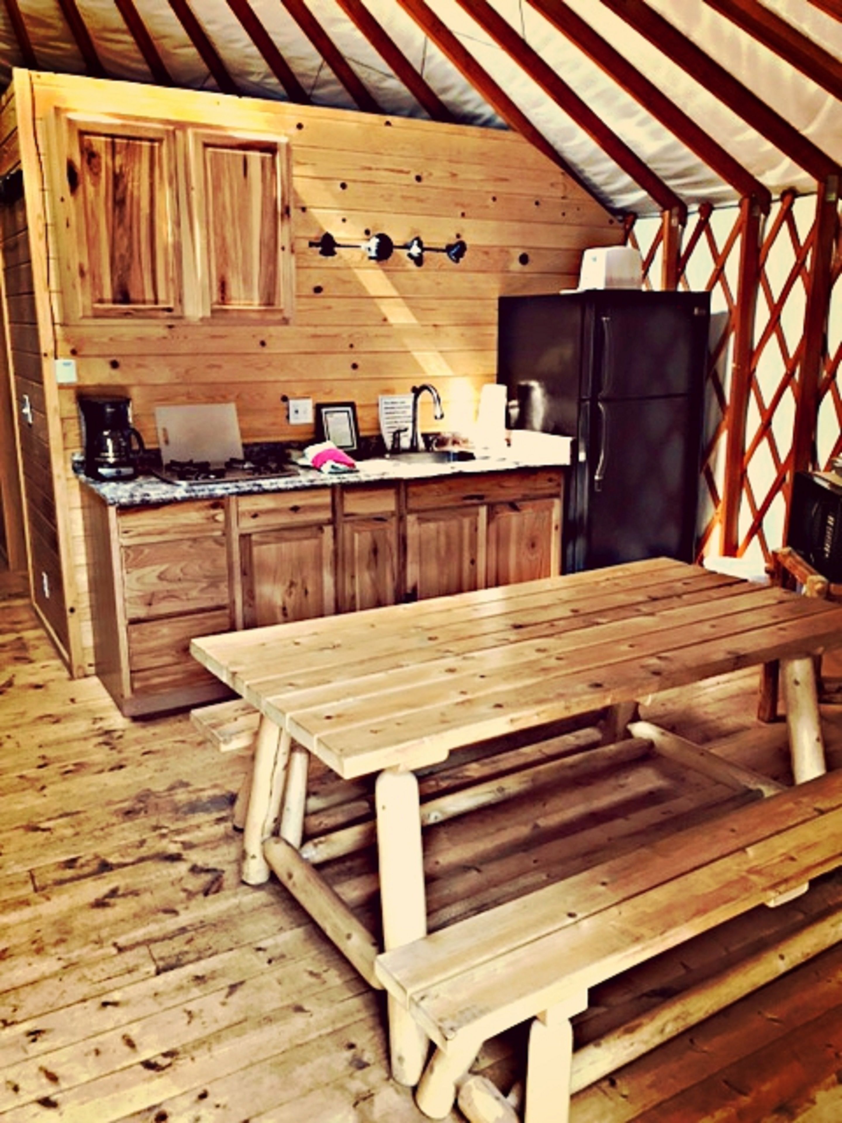 Rom (Yurt, Pets OK, Linens Available) | Eget kjøkken | Kjøleskap, mikrobølgeovn, kokeplater og brødrister