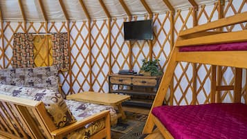 Habitación (Yurt, No Pets, Linens Available) | Área de sala de estar | Televisión de pantalla plana, reproductor de DVD y tenis de mesa