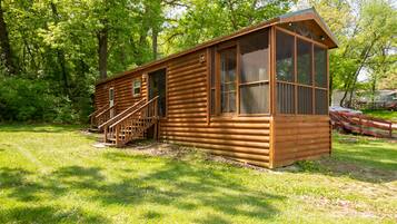 Deluxe Cabin, 1 Bedroom, Non Smoking, Kitchen | 1 bedroom, bed sheets