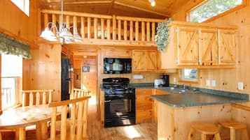 Cottage, 1 Bedroom, Non Smoking, Kitchen | Private kitchen | Fridge, microwave, oven, stovetop