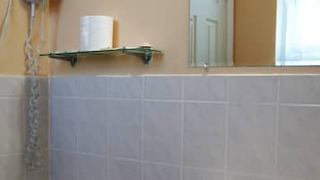 Habitación estándar, 2 camas matrimoniales, para fumadores | Baño | Amenidades de baño gratuitas, secadora de cabello, toallas
