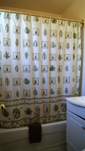 Standard Room, 1 Queen Bed, Non Smoking | Bathroom | Free toiletries, hair dryer, towels - Blue Jay Motel (Otonabee-South Monaghan)