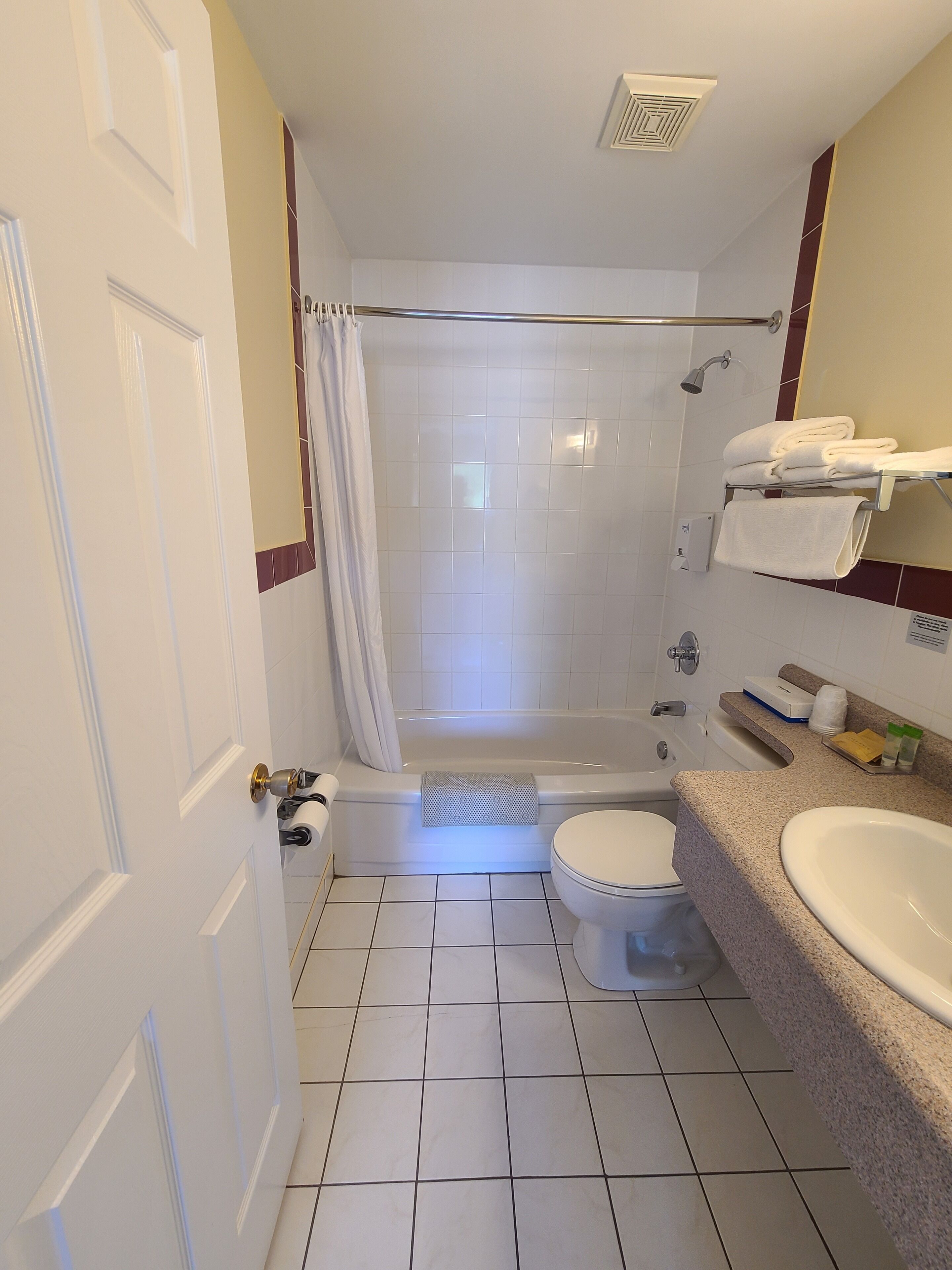 Ein Badezimmer mit Badewanne, Toilette und Waschbecken.