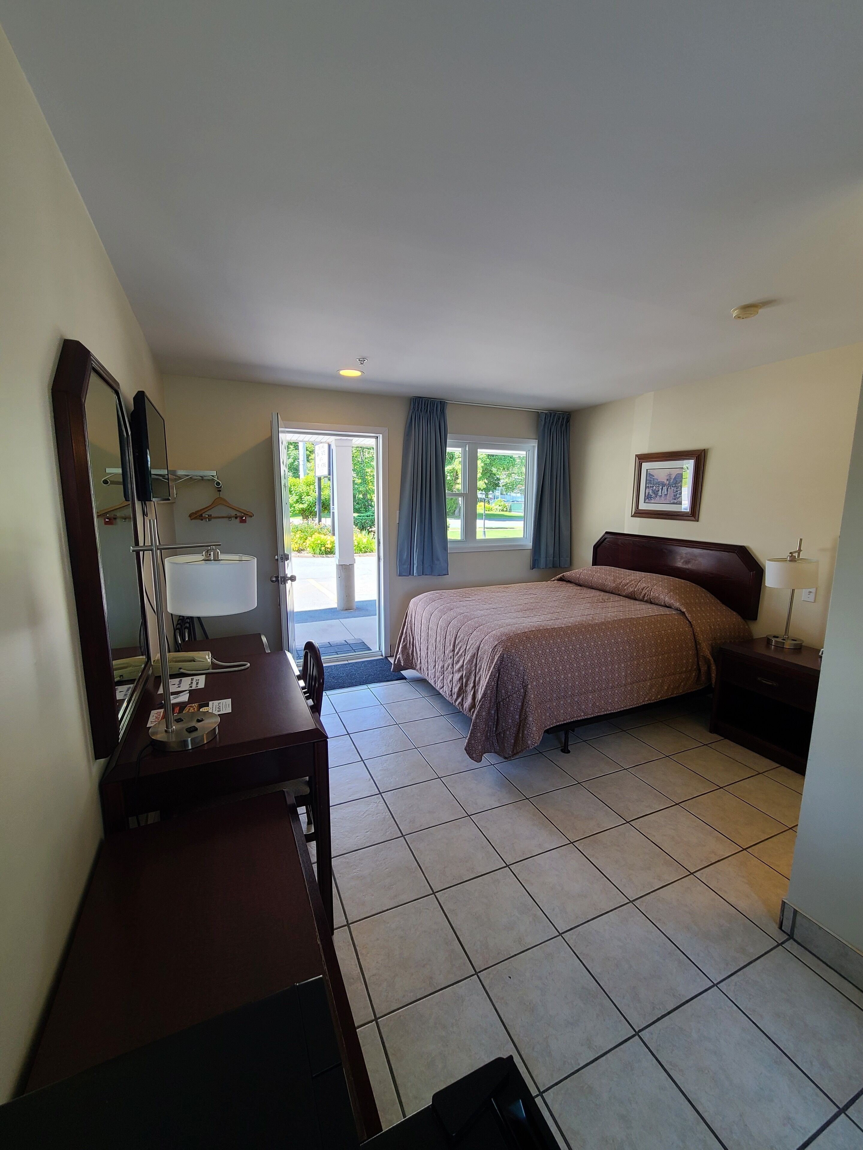 Room, 1 Queen Bed, Refrigerator & Microwave, Lake View