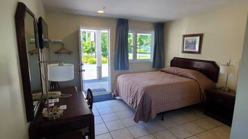 Room, 1 Queen Bed, Refrigerator & Microwave, Lake View