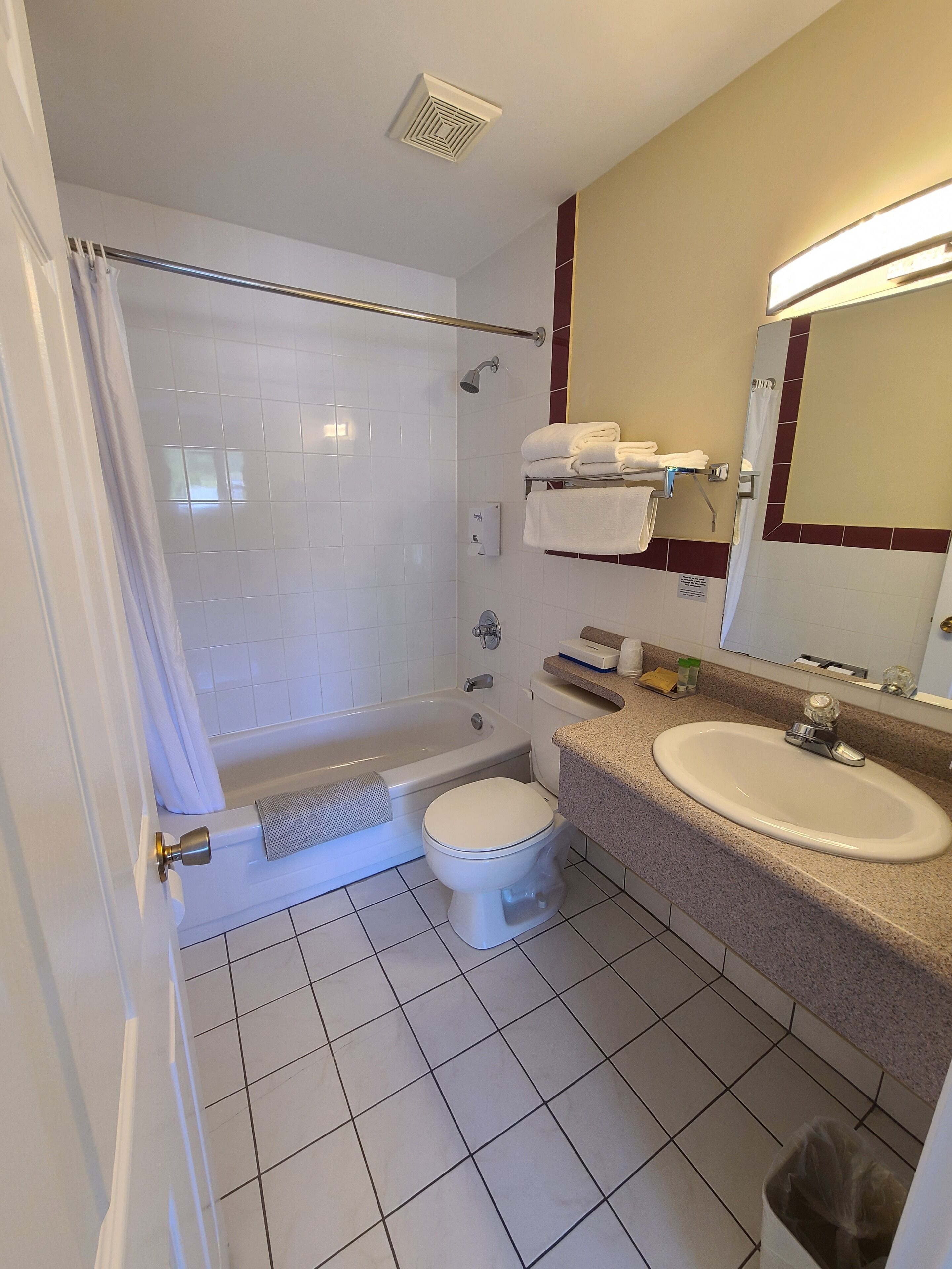Combined shower/tub, hair dryer, heated floors, towels