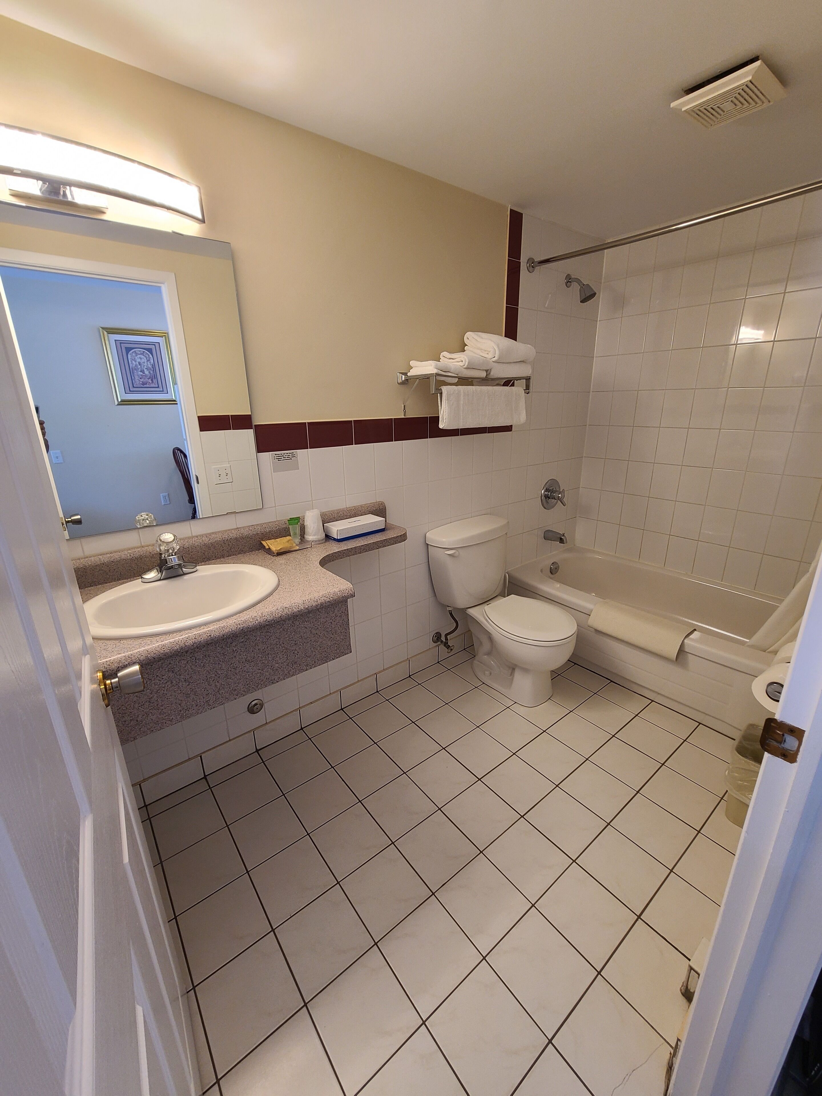 Un baño con lavamanos, inodoro y bañera.
