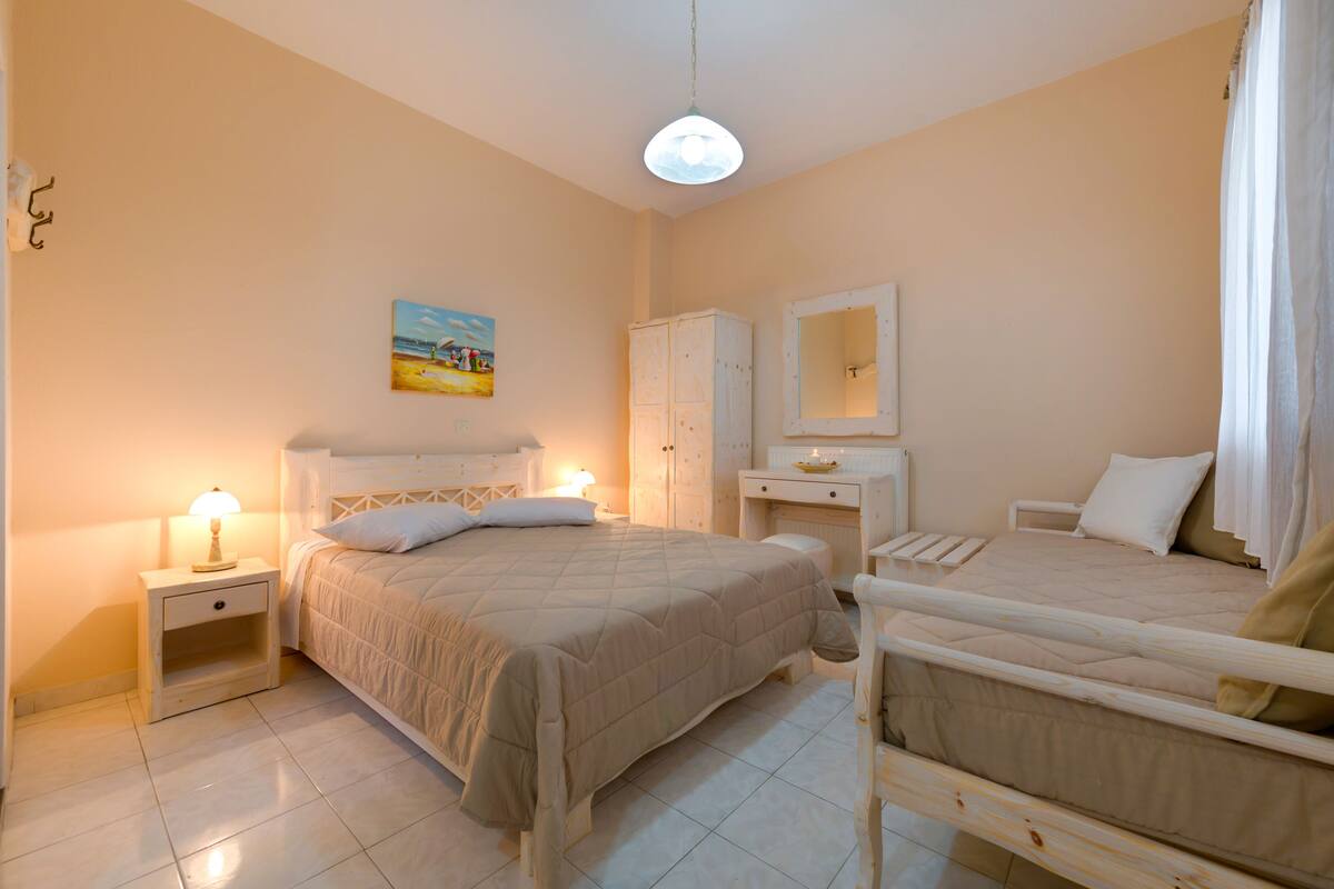 Studio (for 3) | Soundproofing, iron/ironing board, free WiFi, bed sheets