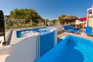 Piscine extérieure, parasols de plage, chaises longues