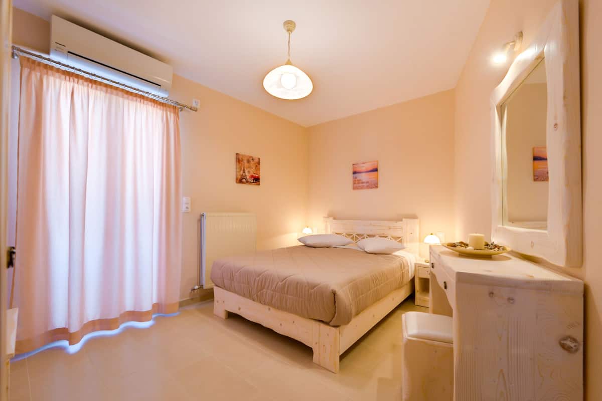 Suite, Hot Tub | Soundproofing, iron/ironing board, free WiFi, bed sheets
