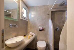 Suite, bubbelbad | Badkamer | Een douche, gratis toiletartikelen, een haardroger, handdoeken