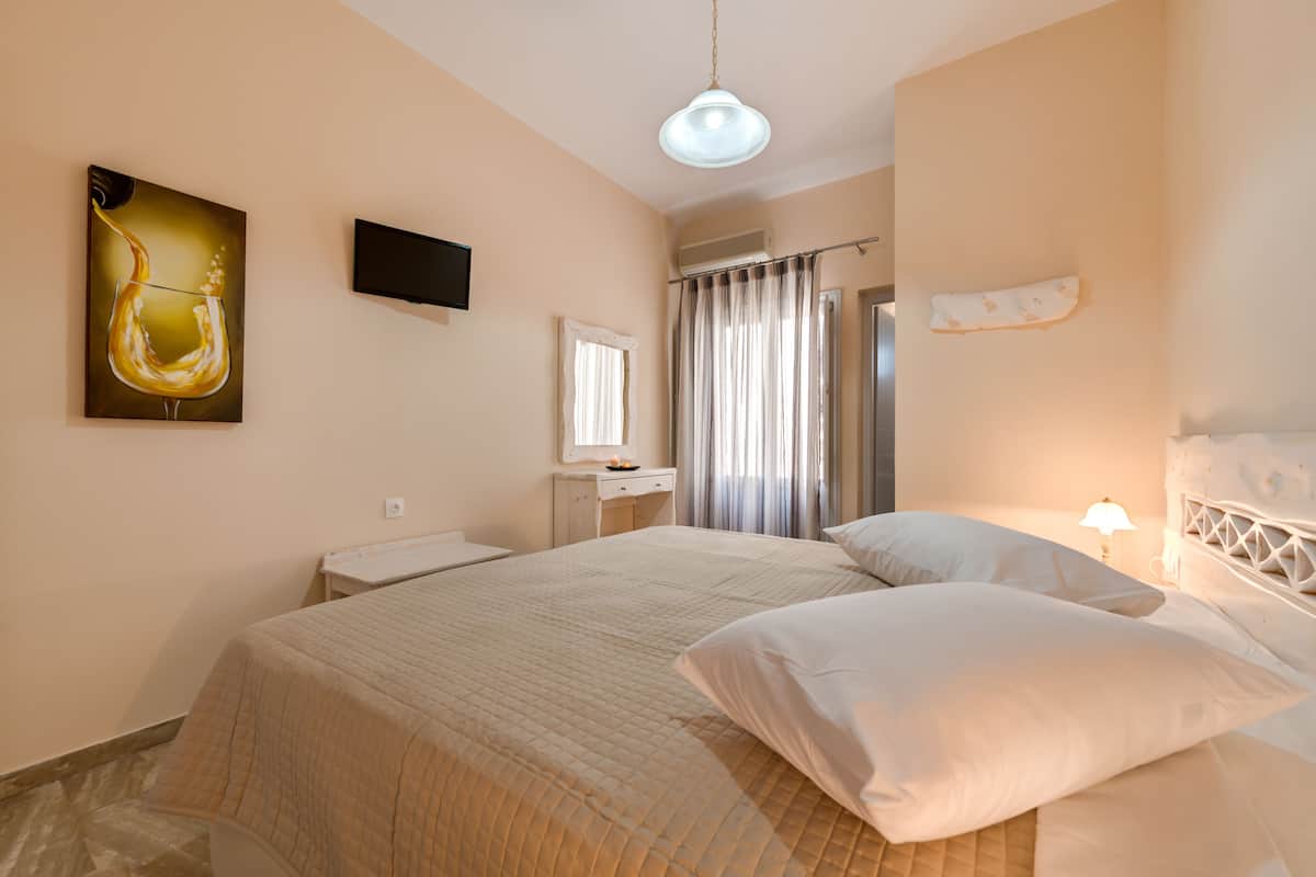 Deluxe Double or Twin Room, Private Bathroom | Soundproofing, iron/ironing board, free WiFi, bed sheets