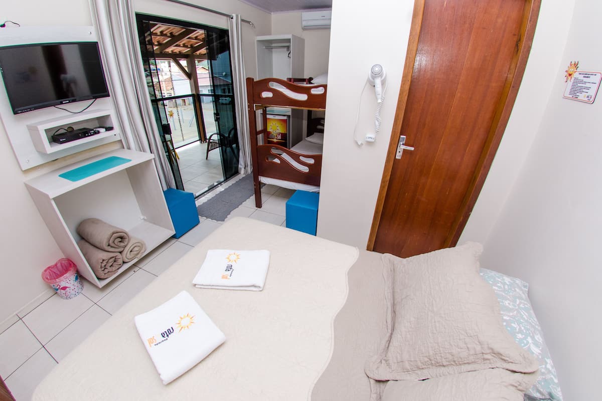 Camera quadrupla, balcone | Wi-Fi gratuito, lenzuola