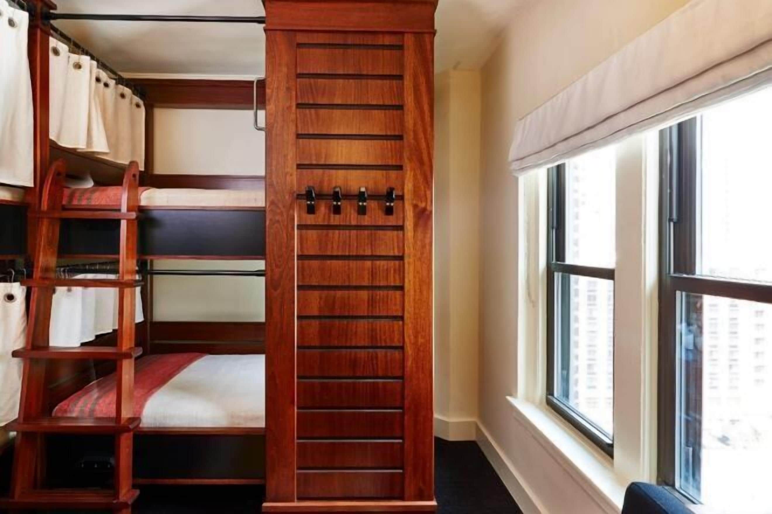 Ropa de cama de alta calidad y caja de seguridad en la habitación 